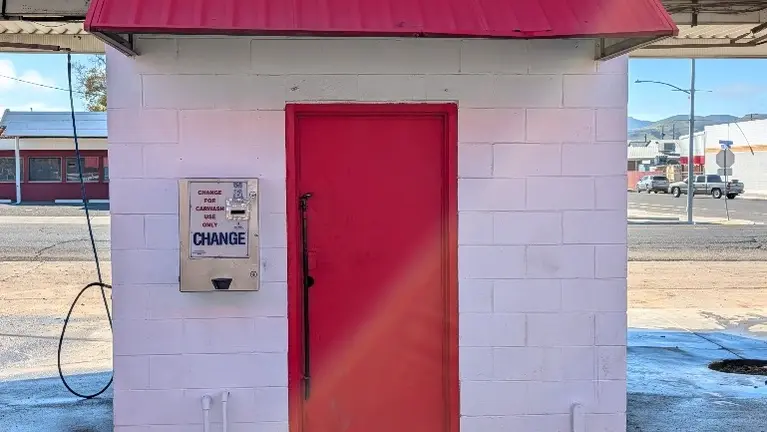 Pump house with Hamilton change machine Pump house with Hamilton change machine