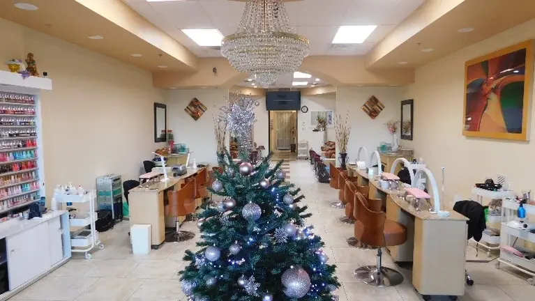 8 manicure stations 8 manicure stations