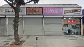 Well-Established Fashion Bags Store in Central La!