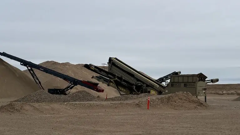 GT205S Self contained Triple Deck Screening Plant and self contained 75' Superior Tracked Stacker GT205S Self contained Triple Deck Screening Plant and self contained 75' Superior Tracked Stacker