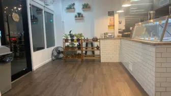 Ice Cream Shop-Bakery/27% Cap Rate/Prime location/20-year lease