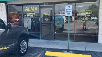 Lucrative and accredited Drop of store close to downtown area