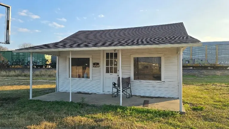 Small Vacant Building for Leasing