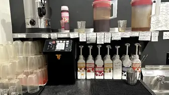 Turnkey Bubble Tea/ Beverage Shop – Low Rent, Assignable Lease – Parma