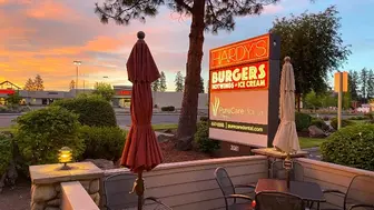 Hardy’s Hotwings, Burgers & Ice Cream – Profitable Bend Restaurant
