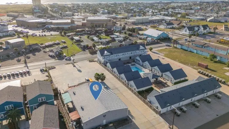 Prime in-town, walkable location off of main street through Port Aransas. Prime in-town, walkable location off of main street through Port Aransas.