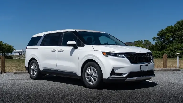 Kia Carnival White 2023