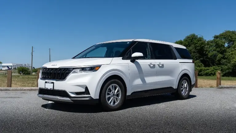 Kia Carnival White 2023