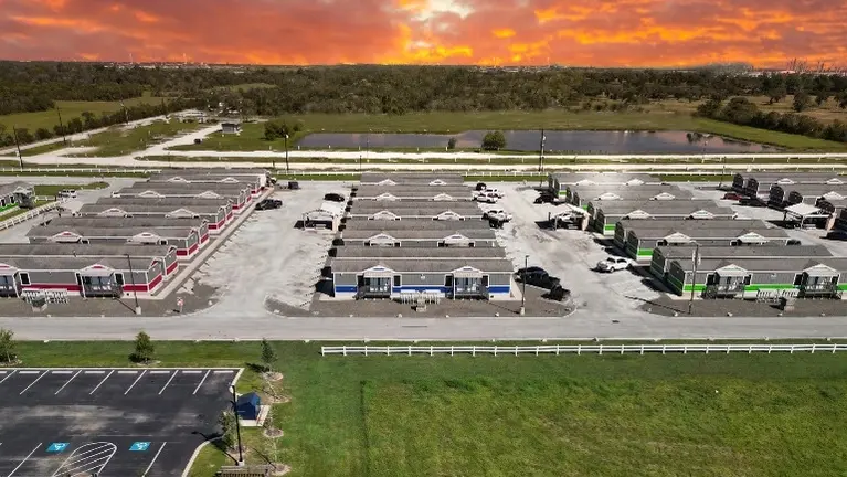 200 modular studios or 50 mobile structures ready for delivery or onsite use.