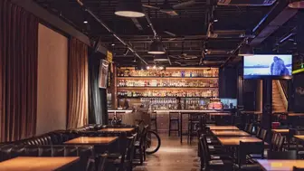 HSC Trophy Hard-Corner Pub Site Featuring Patio – 6,000 SF