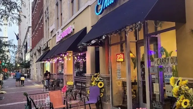 Located on a vibrant street in Downtown Indianapolis Located on a vibrant street in Downtown Indianapolis