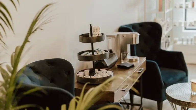 6 styling stations and 1 spa room 6 styling stations and 1 spa room