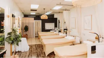 Beautiful trendy Turnkey Eyelash Business w/ Established Clientele !