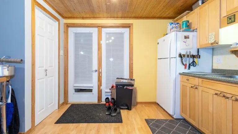 Apartment above Restaurant Entrance