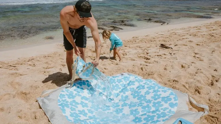 Use the bucket bag to fill your puddle