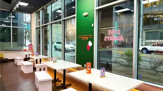 Turn key drink & beverage shop at heart of UW