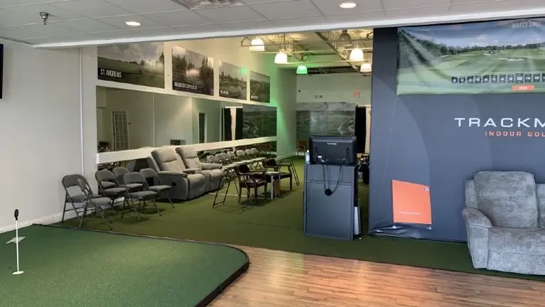 Entrance putting green and lounge area
