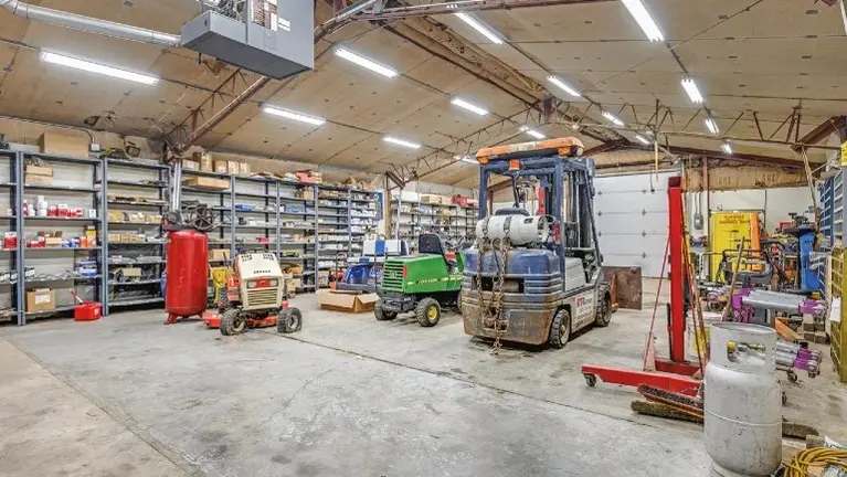 Extra storage area with bays