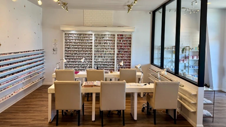 6 Manicure Stations