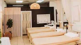 Attractive & Turnkey Lash Studio with great reviews & Clientele