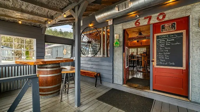 670 Outside Dining Area