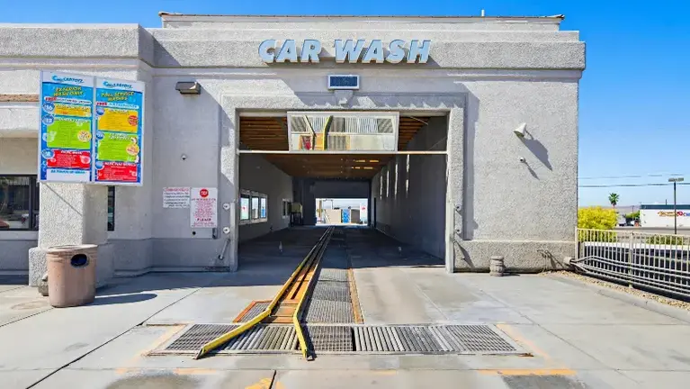 Oversized wash tunnel with 114' conveyor system
