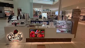 Trendy Dessert Kiosk in High-Traffic Mall – Chocolate & Strawberry