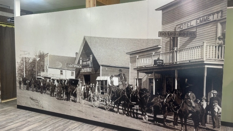 New mural showing Emmett in the 1890s New mural showing Emmett in the 1890s