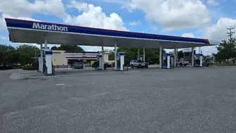 Large Marathon Gas Station with Charlie Biggs Chicken in Lakeland!!