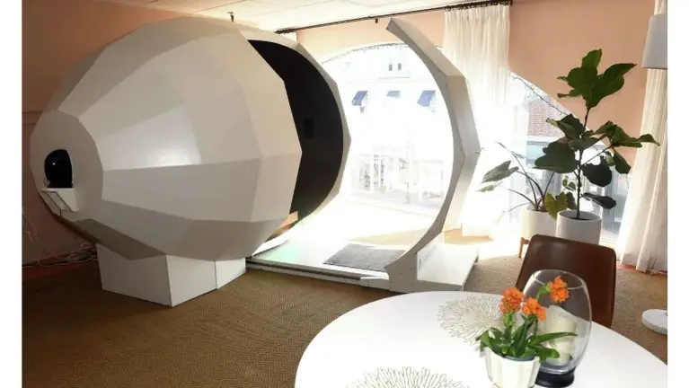 Front Room on Main St.-Chamber is not included