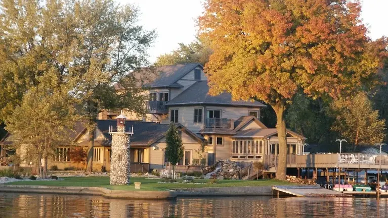 Lighthouselodge  Lodge B&B on Lake Shafer