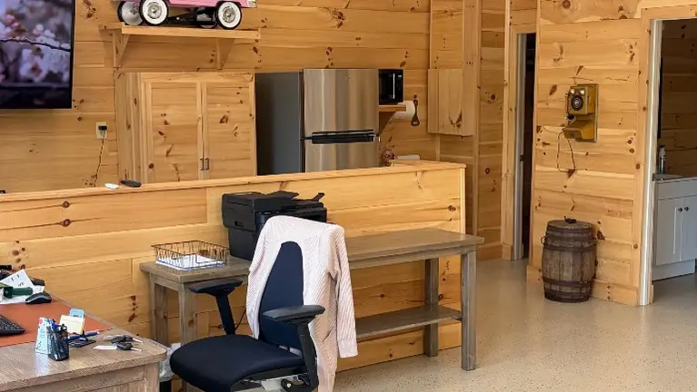 Cleveland Customer lounge-2 BRs