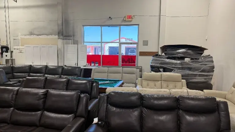 You can keep it open, or close it to work in the back area for organizing furniture and loading products. There is a large space in the back with a door that c