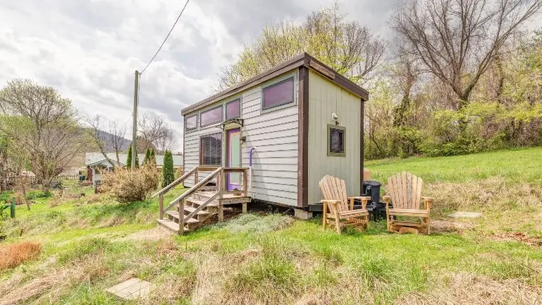 Tiny house rental has nearly perfect reviews on Airbnb.