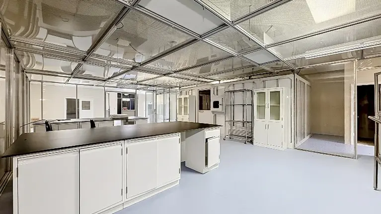 Hardwall Modular Cleanroom with Passthrough