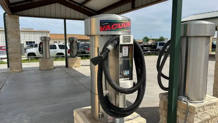 Covered detailing and vacuuming station. Covered detailing and vacuuming station.