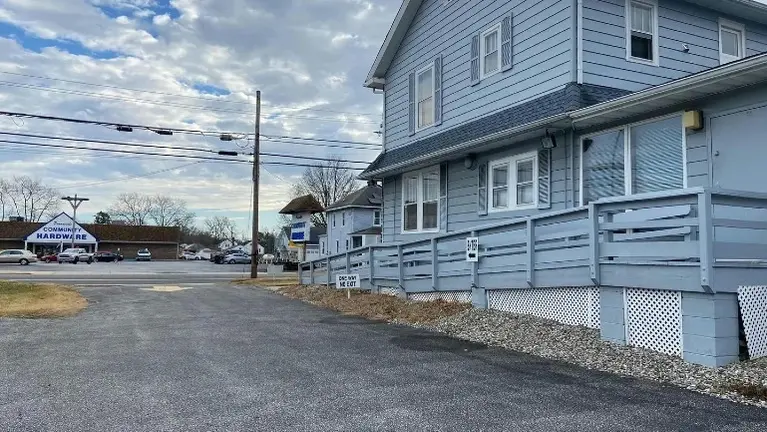 Lot for 6 cars and side ramp