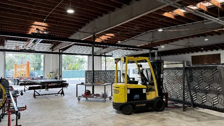 Bridge crane & 4 overhead doors 12'x12' Bridge crane & 4 overhead doors 12'x12'