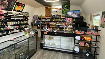 Amazing Smoke shop for sale on major road, no competition