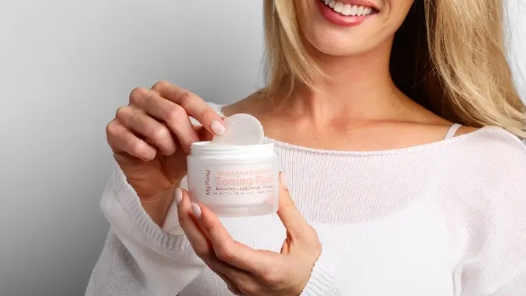 Multi-Acid Exfoliating Toning Pads are Powered by 6 acids (Glycolic, Lactic, Mandelic, Tartaric, Kojic, & Salicylic Acid) that work in harmony to exfoliate. Multi-Acid Exfoliating Toning Pads are Powered by 6 acids (Glycolic, Lactic, Mandelic, Tartaric, Kojic, & Salicylic Acid) that work in harmony to exfoliate.