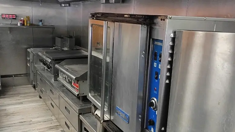 FULL KITCHEN EQUIPED