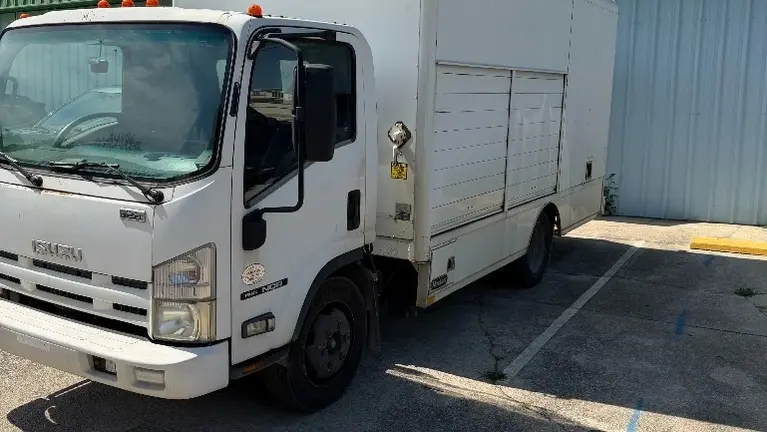 2011 Isuzu NRR w/ Hackney Body