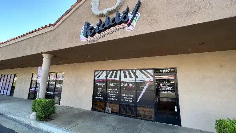 Excellent Location off the Freeway Excellent Location off the Freeway