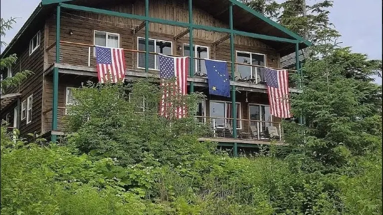 Coffman Cove Bears Den Lodge