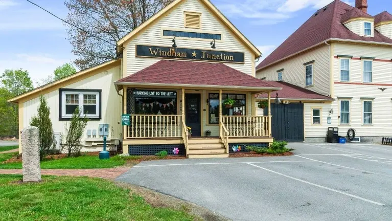 Front of the restaurant & gift shop