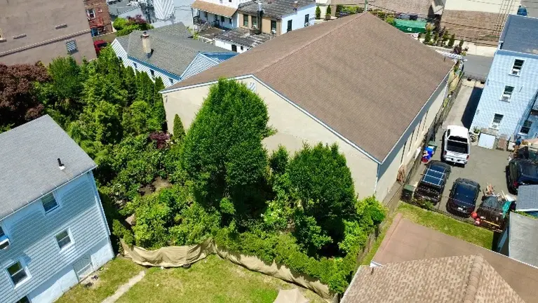 Rear 3,400 sq ft outdoor nursery sales yard