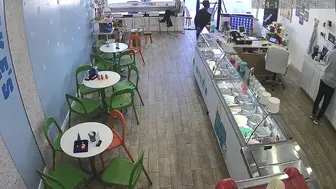 Ice Cream & Coffee Shop in Orlando in well-anchored Plaza!