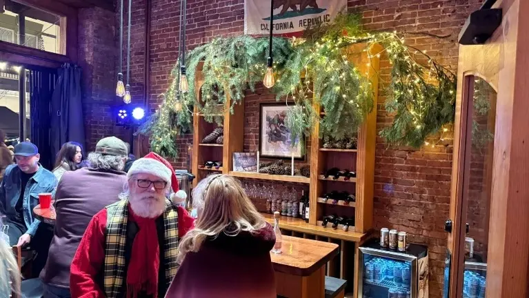Christmas at Bunce's in the outdoor bar area. Prime downtown festival location. Christmas at Bunce's in the outdoor bar area. Prime downtown festival location.