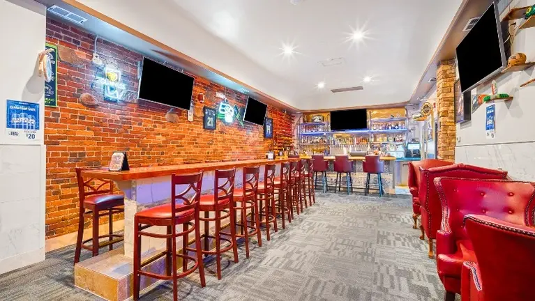 Sport bar with many screens