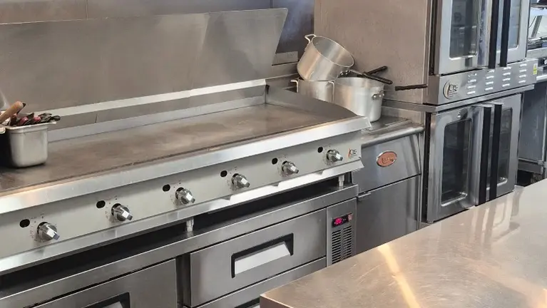 6' Griddle w/ Chef Draws 6' Griddle w/ Chef Draws